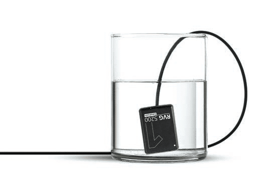 RVG 5200 sensor nedsænket i vand — demonstrerer vandtæthed og hygiejneegenskaber