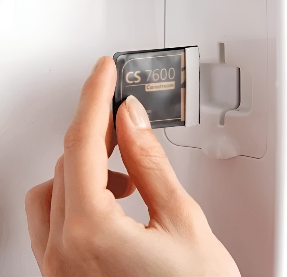 Hånd der indsætter billedplade i CS 7600 skanner